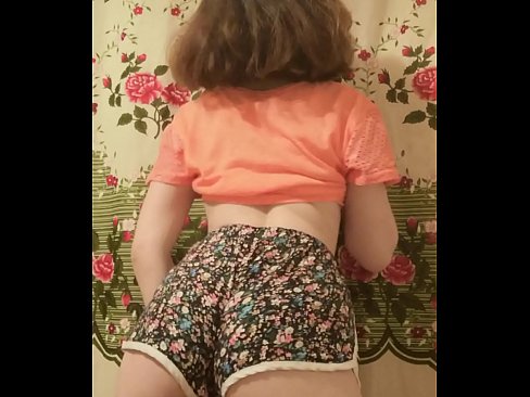 ❤️ Babe żagħżugħa sexy tqaxxir ix-xorts tagħha fuq il-kamera ❌ Porno lilna ❌❤
