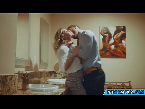 ❤️ Meta blonda busty seduces f'kamra tal-banju pubbliku ❌ Porno lilna ❌❤